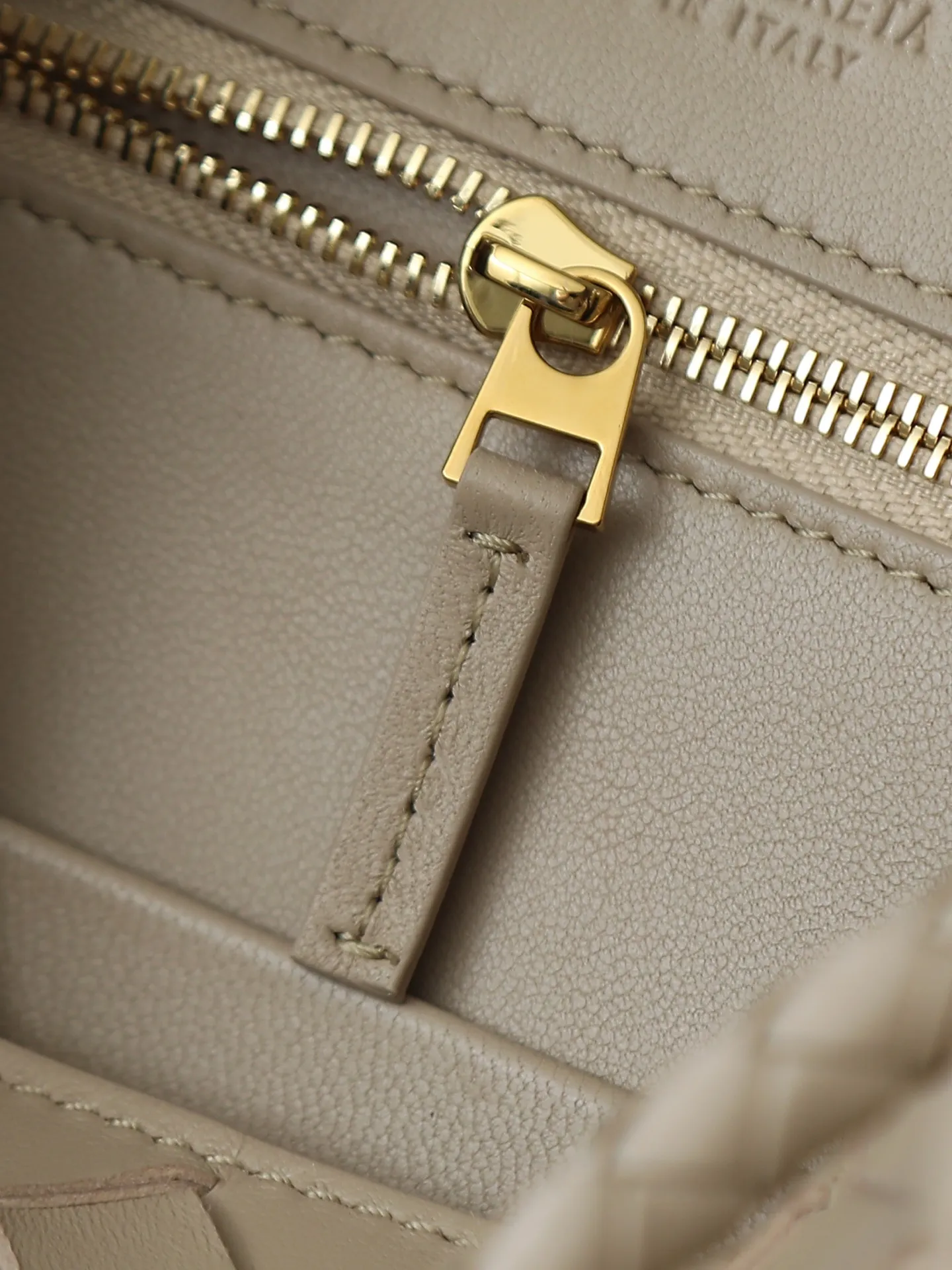 1300. Andiamo is shipping‼ ️Really popular🔥The new Andiamo woven handbag launched by Bottega Veneta this season is really popular all over the world! ! Celebrities at home and abroad have worn it, and Oscar-winning actress Michelle Yeoh has taken it out on the street. Song Jia, Trai Yala, Yu Feihong, Sanji Ayaka, Rosie Hunting-Whiteley, Yoshioka Riho, etc. have all worn this bag. It is classic and versatile and shows off your temperament, and the bag capacity is also large, which is very convenient for daily commuting! ! A variety of carrying methods, the shoulder straps can be adjusted by yourself, the original lambskin feels soft and delicate, and the unisex style breaks the gender boundaries and brings a more practical and long-lasting use experience. Andiamo, which has both elegant and casual styles, perfectly interprets the true appearance of "fashionable old money style". Style number: 766014 Size: 25*22*10.5cm
